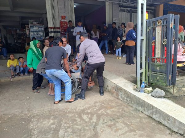 Polsek Gedangan Laksanakan Pengamanan dan Monitoring Penyaluran BLTS Kesra di Kantor Pos KCP Gedangan