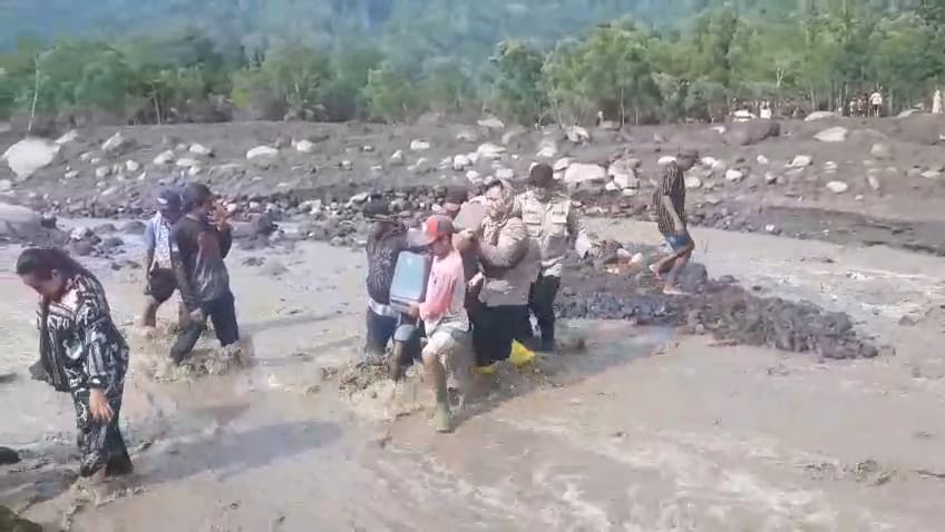 Polres Lumajang bersama BPBD, TNI, perangkat desa, dan relawan terus melakukan evakuasi warga Kecamatan Candipuro, Kabupaten Lumajang