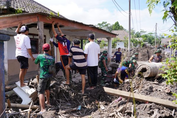Pasca Erupsi Semeru, TNI–Relawan Bergerak Cepat Buka Akses Desa Supiturang
