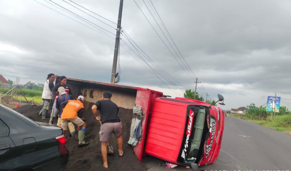 Diduga Kualitas Pembangunan Buruk, Dump Truk Terguling di Ruas Jalan Nasional Suwaru