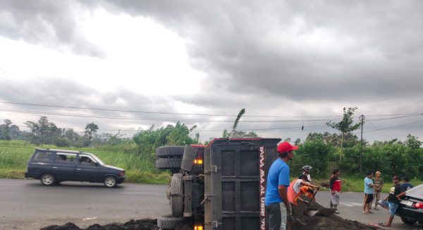 PT Jakon Klarifikasi Soal Jalan Ambles di Suwaru: “Saluran Memang Tidak Didisain Pakai Tutup