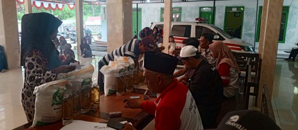 Pemerintah Salurkan Bantuan Pangan untuk 437 KPM di Desa Karangsari