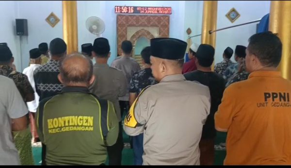 Kapolsek dan Muspika Gedangan Laksanakan Sholat Jumat dan Sholat Ghaib di Masjid Al-Ghufron