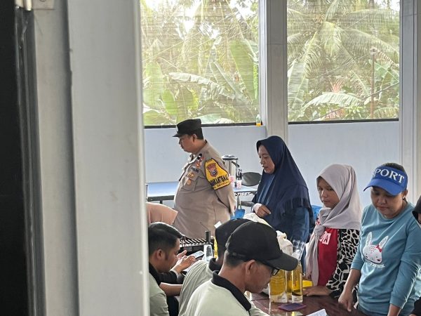 Bhabinkamtibmas Dampingi Penyaluran Bantuan Pangan Non Tunai di Desa Sidodadi, Berjalan Aman dan Kondusif