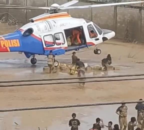 Meski Berisiko Tinggi, Helikopter Poludara Baharkam Polri Berhasil Dropping Bantuan Logistik untuk Korban Banjir Aceh Tamiang