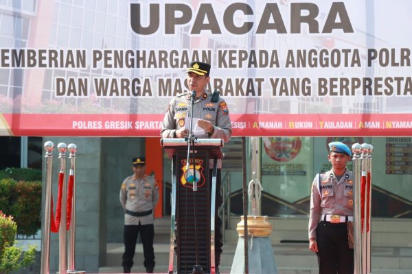 Polres Gresik Beri Penghargaan Puluhan Anggota Berprestasi dan Belasan Tokoh Masyarakat Penjaga Kamtibmas