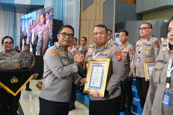 Biro Logistik Polda Jatim Raih Dua Penghargaan Pemanfaatan & Pelaporan BMN Terbaik