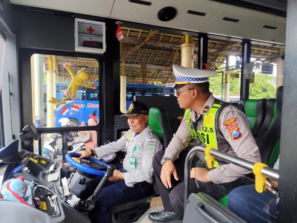 Satlantas Polres Gresik Lakukan Ramcheck Bus di Terminal Bunder Sambut Libur Nataru