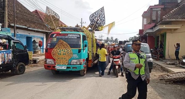 AKP Totok Suprapto, S.H. Pimpin Pengamanan Rangkaian Kegiatan Bersih Desa Bantur 2025