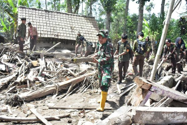 Semangat Hari Juang Kartika ke-80: Kodim 0818/Malang-Batu ‘Turun Gunung’ Bersihkan Sisa Erupsi Semeru di Supiturang