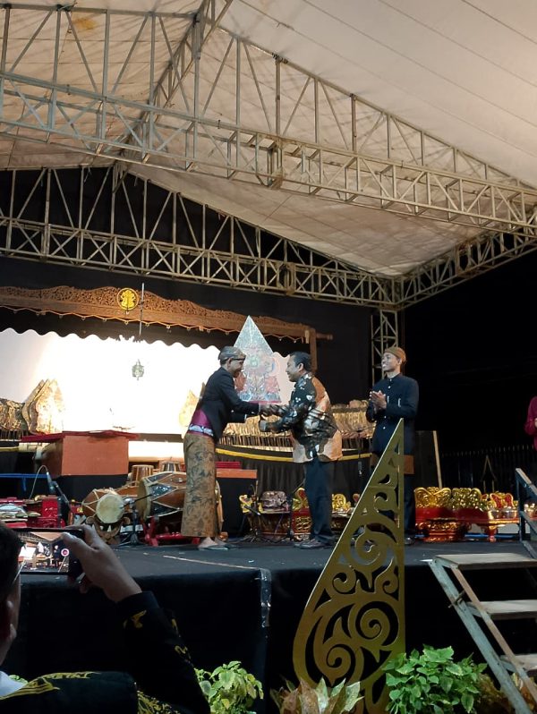 Pagelaran Wayang Kulit Semarakkan 1 Abad GKJW Wonorejo