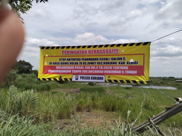 Polisi Pasang Spanduk Peringatan Terkait Dugaan Tambang Sedot Pasir di Kunjang