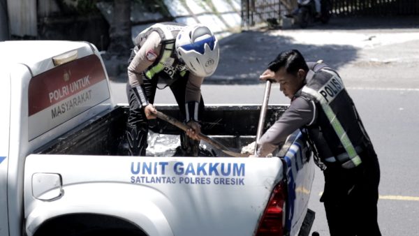 Polantas Polres Gresik Tambal Jalan Berlubang Demi Keselamatan Pengendara