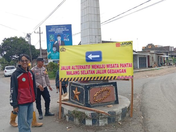 Polsek Bantur Pasang Banner Himbauan Operasi Lilin Semeru 2025