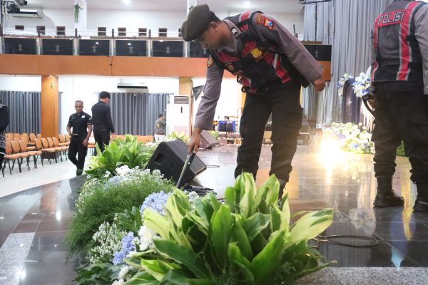 Dalam Rangka Operasi Lilin 2025, Satsamapta Polres Mojokerto Kota Laksanakan Sterilisasi Gereja Jelang Ibadah Natal