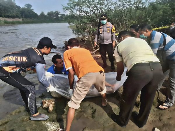 Jenazah Pria Ditemukan Mengapung di Bendungan Waruturi Kediri