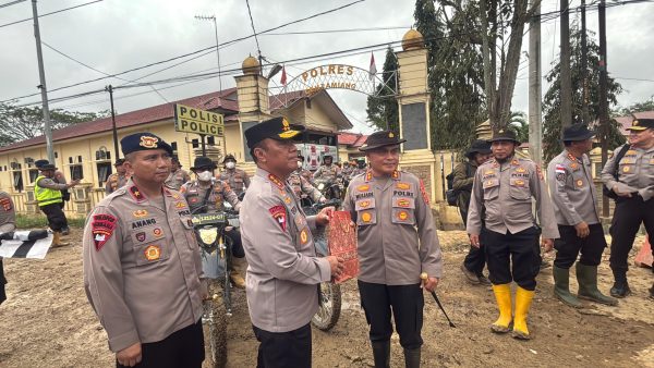 Wakapolri Komjen Dedi Prasetyo Tinjau Penanganan Bencana Aceh Tamiang