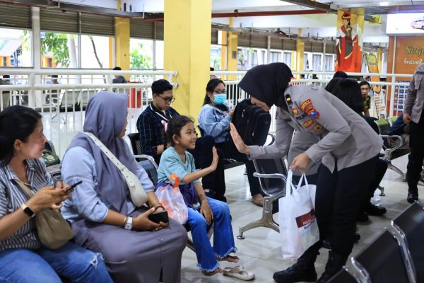 Polwan Polresta Sidoarjo Hadirkan Keamanan Humanis di Terminal Purabaya