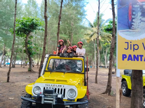 Jeep Wisata Lintas Pantai Hadirkan Sensasi Petualangan di Pesisir Malang Selatan