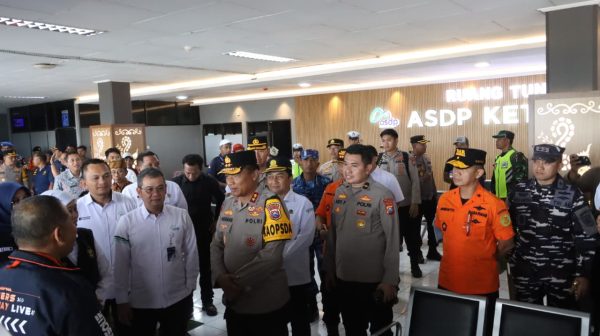 Kapolda Jatim Tinjau Pos Terpadu Pelabuhan Ketapang, Pastikan Puncak Nataru Aman dan Lancar
