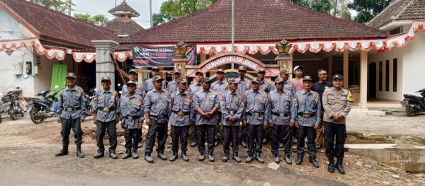 Bhabinkamtibmas Polsek Bantur Latih Ketangkasan Satlinmas Desa Karangsari