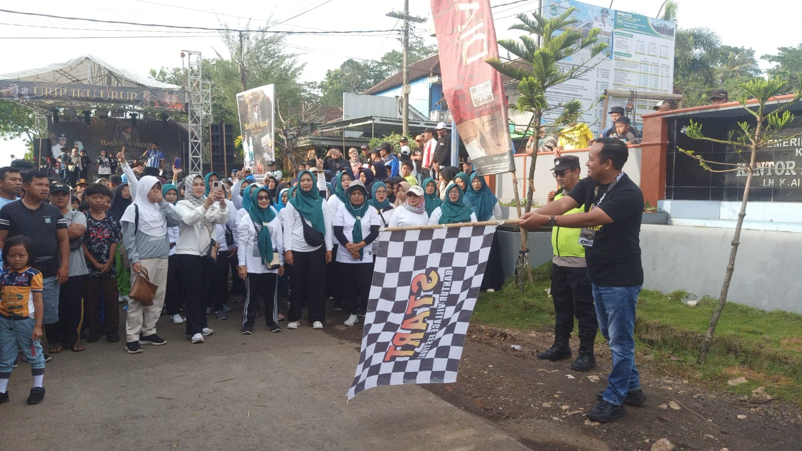 Pemdes Bantur Gelar Jalan Sehat Meriah dalam Rangka Bersih Desa
