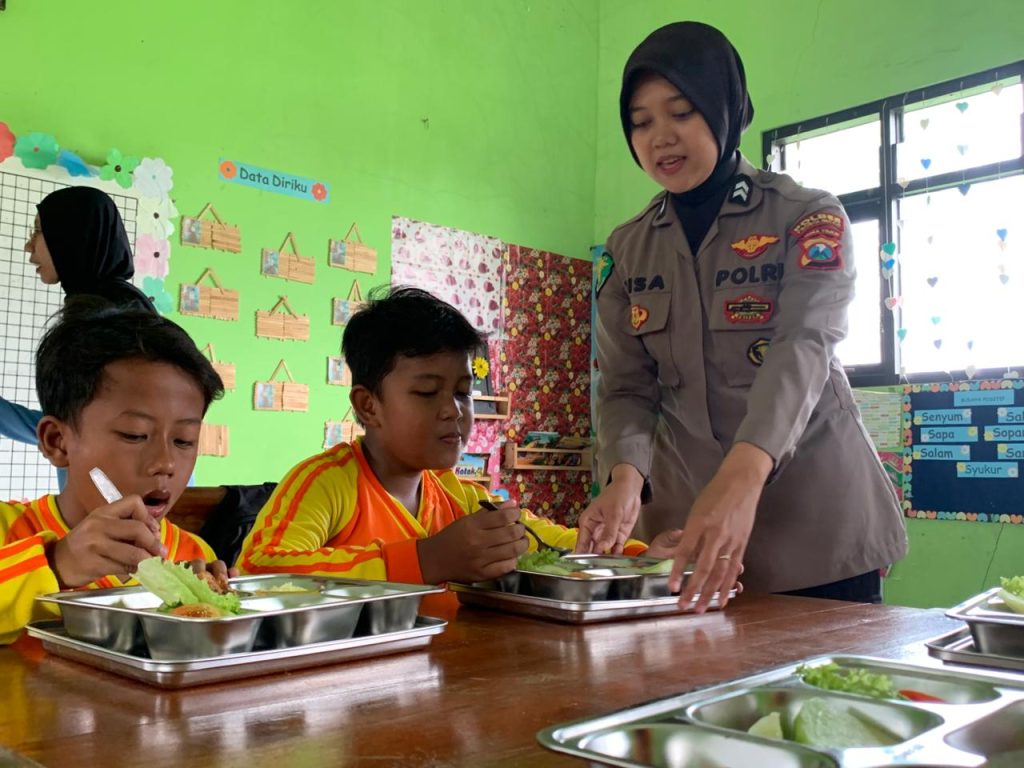 Polres Probolinggo Polda Jawa Timur melakukan pengawalan dan pengamanan Program Makan Bergizi Gratis (MBG) secara ketat di sejumlah sekolah di Kabupaten Probolinggo
