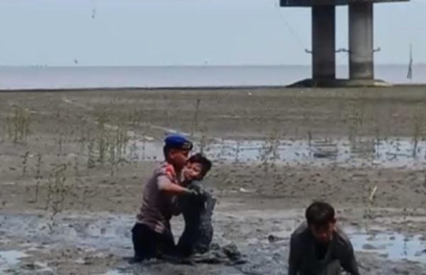 Respons Cepat Dit Polairud Polda Jatim Selamatkan Dua Anak Terjebak Lumpur di Pantai Kenjeran