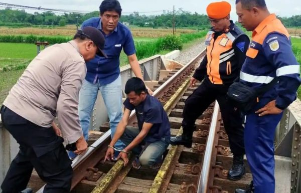 Aksi Nekat Pencurian Baut Rel Kereta Api di Blitar Terbongkar, 108 Baut Dicuri, Satu Pelaku Masih Buron