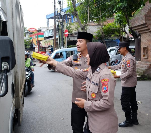 Jumat Berkah, Polsek Taman Polresta Sidoarjo Berbagi Makanan di Jalan Raya Wonocolo