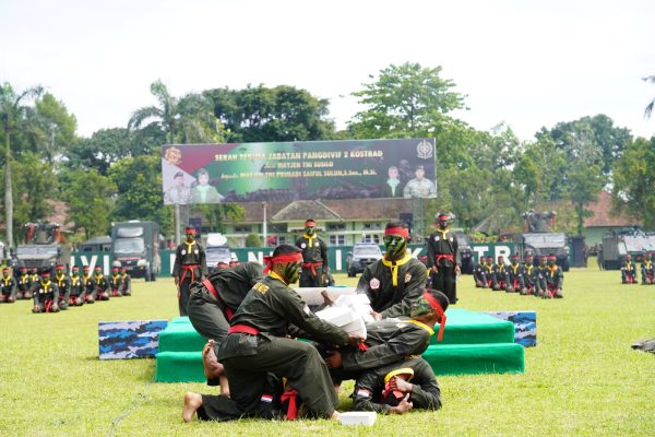 Demonstrasi Pencak Silat Militer Warnai Sertijab Pangdivif 2 Kostrad, Tunjukkan Ketangguhan Prajurit