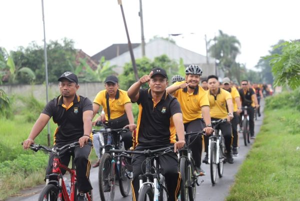 Kapolres Kediri Pimpin Gowes Bersama di Kampung Inggris Pare, Perkuat Soliditas dan Kedekatan dengan Warga