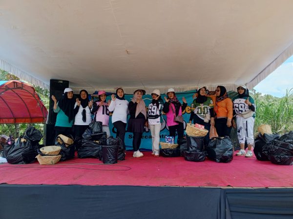 Nur Wahyuni Ketua Paguyupan Senam Sehat Dan Ibu Ibu PKK Se- Kecamatan Pagak Motivasi Semangat Kepada Peserta