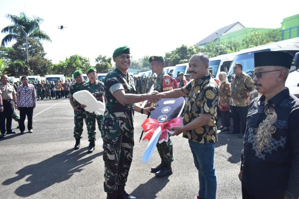 Penyerahan 26 Kendaraan Truk Sarpras Koperasi Desa Merah Putih oleh Kodim 0818/Kabupaten Malang