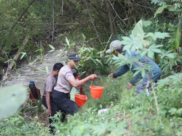 Polres Blitar Kota bersama Warga Bangun Jembatan Merah Putih Presisi Penggerak Ekonomi Desa