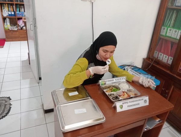 Polres Ponorogo Pastikan Program MBG Aman, Sidokkes Rutin Periksa Kelayakan Makanan