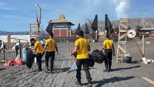 Polres Probolinggo Gelar Bakti Bersih di Gunung Bromo Usai Yadnya Kasada, Wujud Kepedulian Jaga Warisan Alam dan Budaya