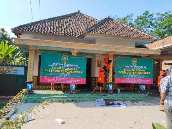 Eksekusi Pengosongan Rumah dan Tanah Sengketa di Clumprit Berjalan Kondusif, Sempat Diwarnai Penolakan