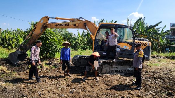 Polres Pelabuhan Tanjung perak Datangkan Alat Berat Bantu Petani Olah Lahan Pascapanen