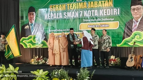 Serah Terima Kepala Sekolah SMAN 7 Kota Kediri Berlangsung Khidmat, Tongkat Kepemimpinan Beralih ke Muhibbudin