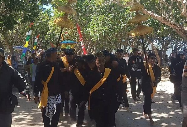 Selamatan Adat Sesaji Satu Suro ke-120, Ribuan Warga Ikuti Larung Sesaji di Pantai Balekambang