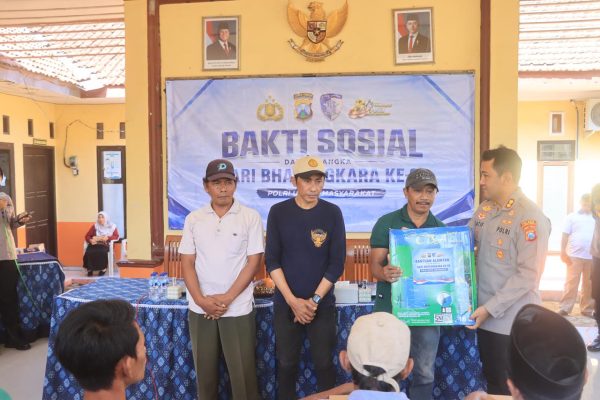 Hari Bhayangkara ke-80, Polres Probolinggo Salurkan Bantuan Alat Pertanian dan 10 Ribu Liter Air Bersih di Banyuanyar