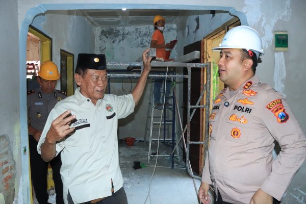 Kado Hari Bhayangkara ke-80, Polres Gresik Bedah Rumah Purnawirawan Polri di Driyorejo