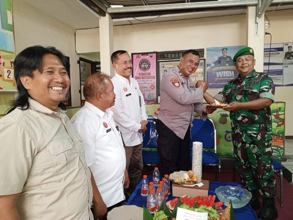 Muspika Gedangan Beri Kejutan Berupa Tumpeng Datangi Mako Polsek Gedangan Di HUT Bhayangkara Ke 80