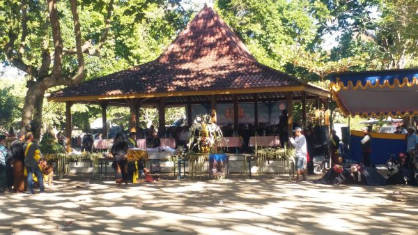 Ribuan Warga Hadir Di Acara Larung Sesaji Suroan Di Pantai Pasir Panjang Berlangsung Semarak