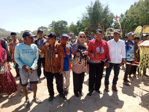 Ribuan Warga Padati Larungan Agung Sesaji Sedekah Bumi 15 Suro Purnomosidi di Pantai Nganteb