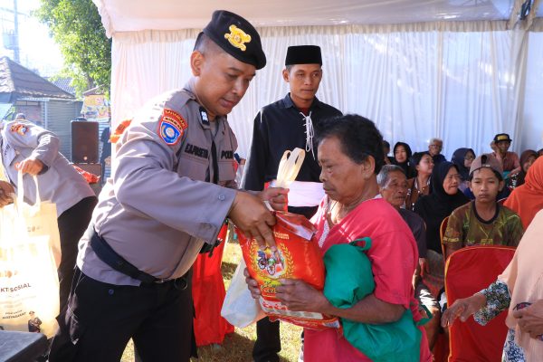 Polres Ngawi Salurkan 500 Paket Sembako untuk Warga Bringin di Momen Hari Bhayangkara ke-80