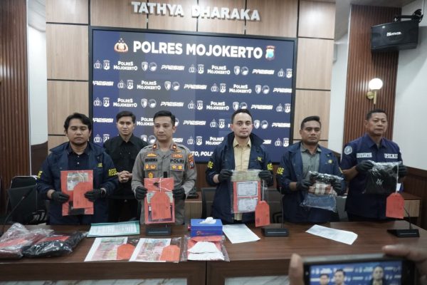 Polres Mojokerto Ungkap Kasus Penipuan Modus Uang Gaib, Dua Tersangka Diamankan di Malang