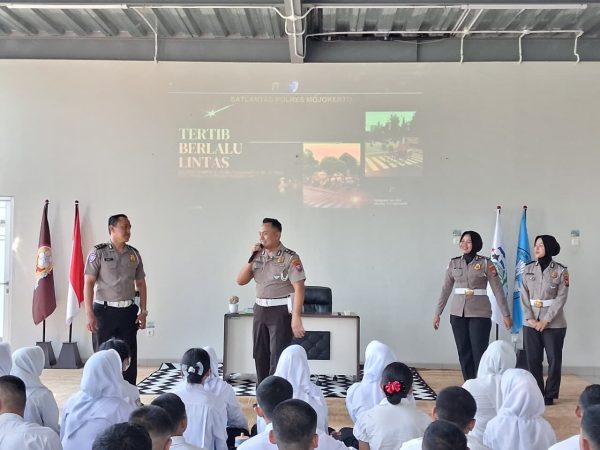 Polres Mojokerto Tanamkan Budaya Tertib Lalu Lintas dan Cegah Perundungan Lewat Program “Polantas Menyapa”
