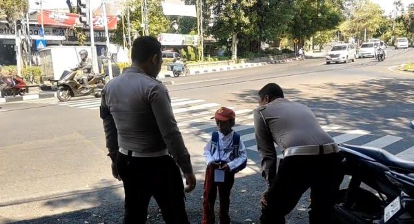 Satlantas Polres Gresik Bantu Siswa SD yang Tersesat Pulang Sekolah, Orang Tua Akhirnya Bernapas Lega